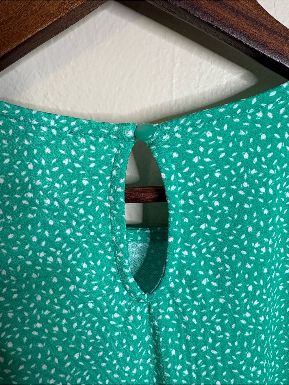 Adrianna Papell NWT Green Flutter Sleeve Blouse Size Large Smocked Shoulder Work - Picture 7 of 15